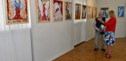 Wystawa obrazów na ścianie, Na wszystkich obrazach można dostrzec anioły pod różną postacią.