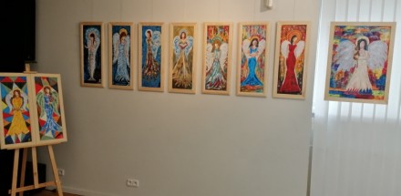 Wystawa obrazów Marka Teleszyńskiego na ścianie.