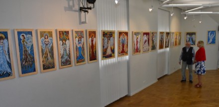 Wystawa obrazów Marka Teleszyńskiego. Na dwa obazy padają promienie słoneczne.