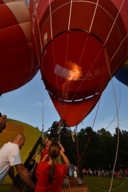 Mężczyzna napełnia balon gorącym powietrzem.