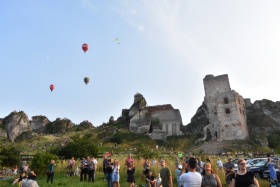 Ruiny zamku. W tle widać lecące balony.