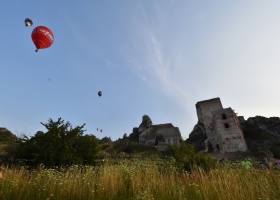 Ruiny zamku. W tle lecące balony.