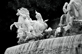 Rzeźba w stylu starożytnej Grecji znajdująca się na górze fontanny, z której spływa woda.